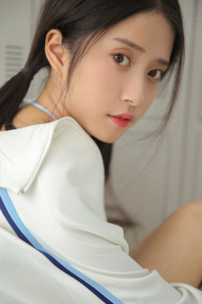 女士不遮阴小内搭走秀